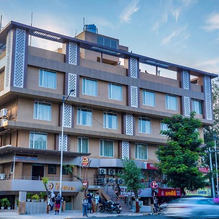 Hotel Pleasant Lake Ahmedabad Eksteriør billede