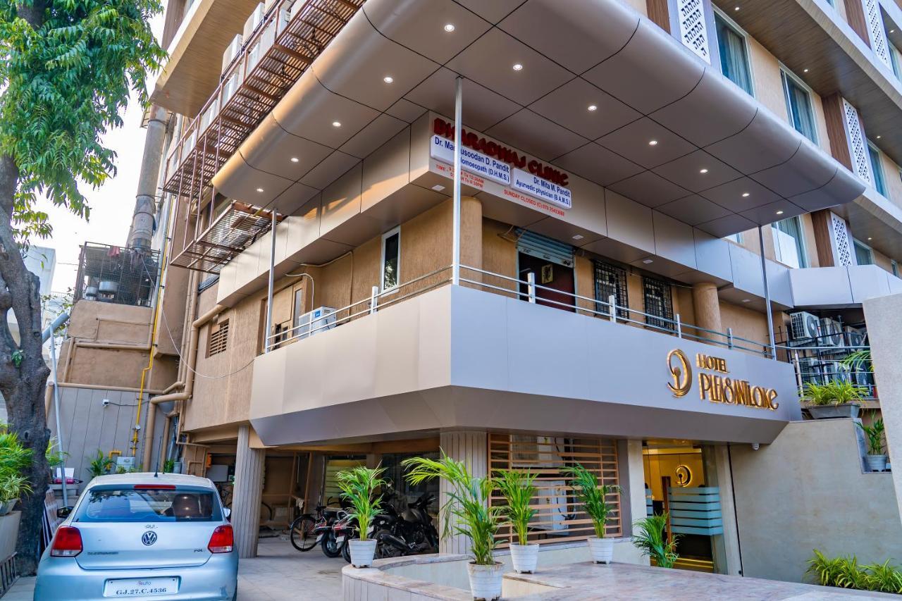 Hotel Pleasant Lake Ahmedabad Eksteriør billede