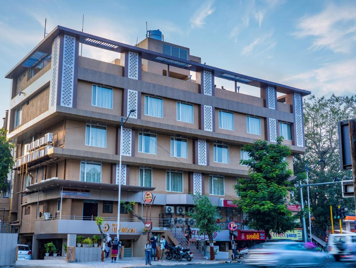 Hotel Pleasant Lake Ahmedabad Eksteriør billede