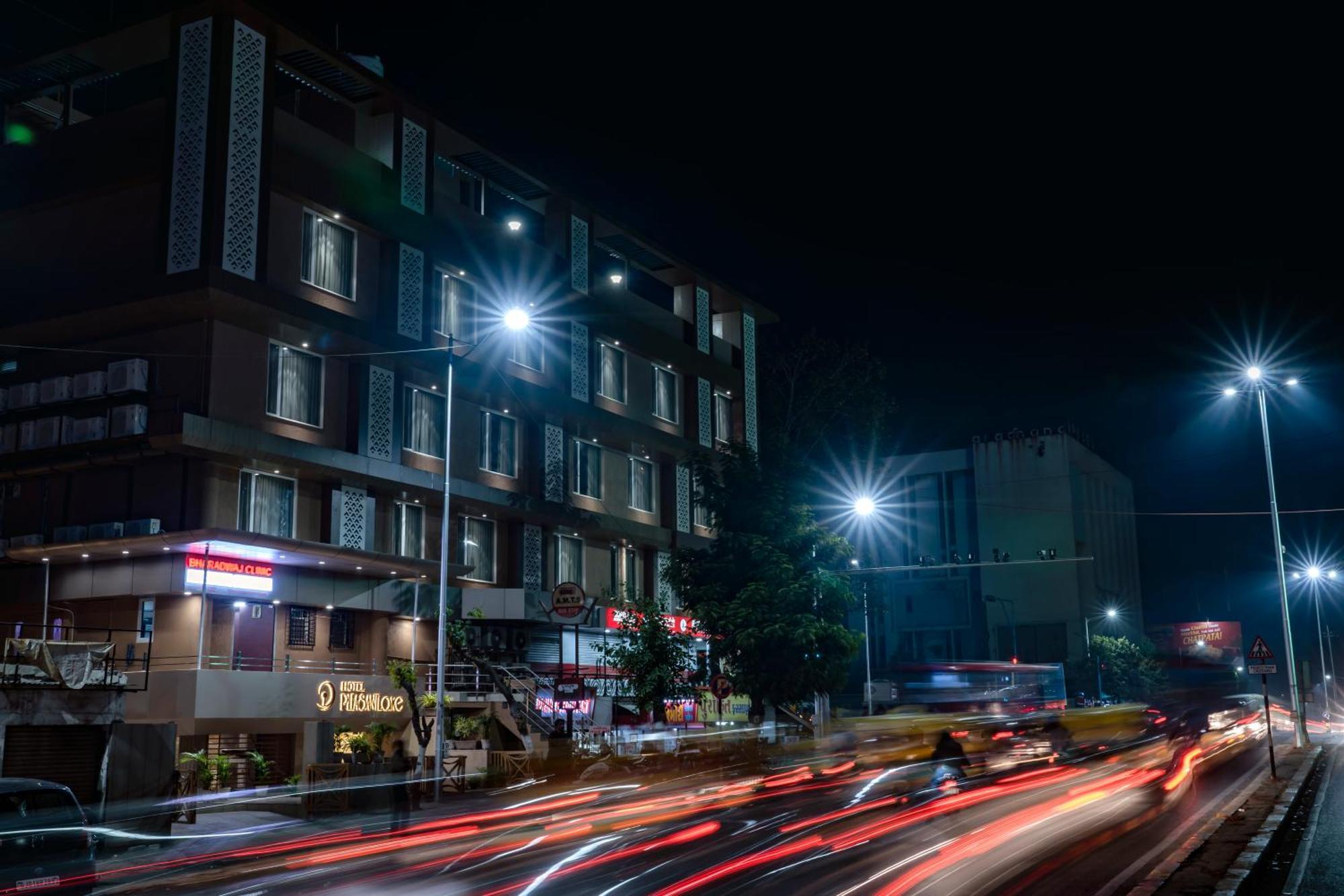 Hotel Pleasant Lake Ahmedabad Eksteriør billede