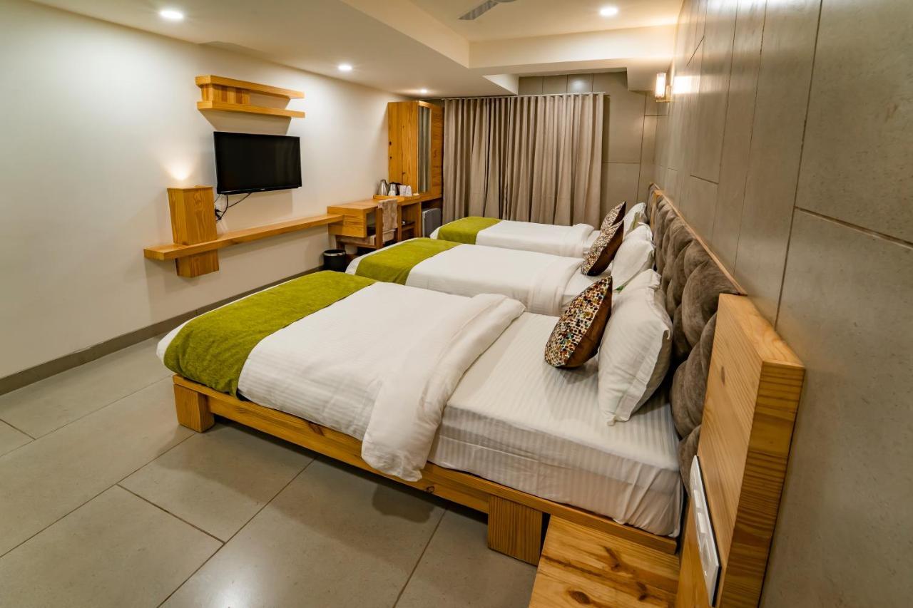 Hotel Pleasant Lake Ahmedabad Eksteriør billede