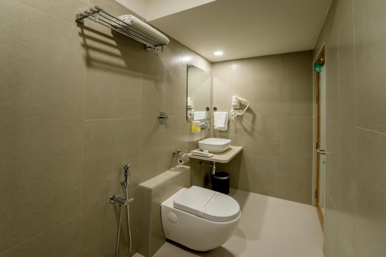 Hotel Pleasant Lake Ahmedabad Eksteriør billede