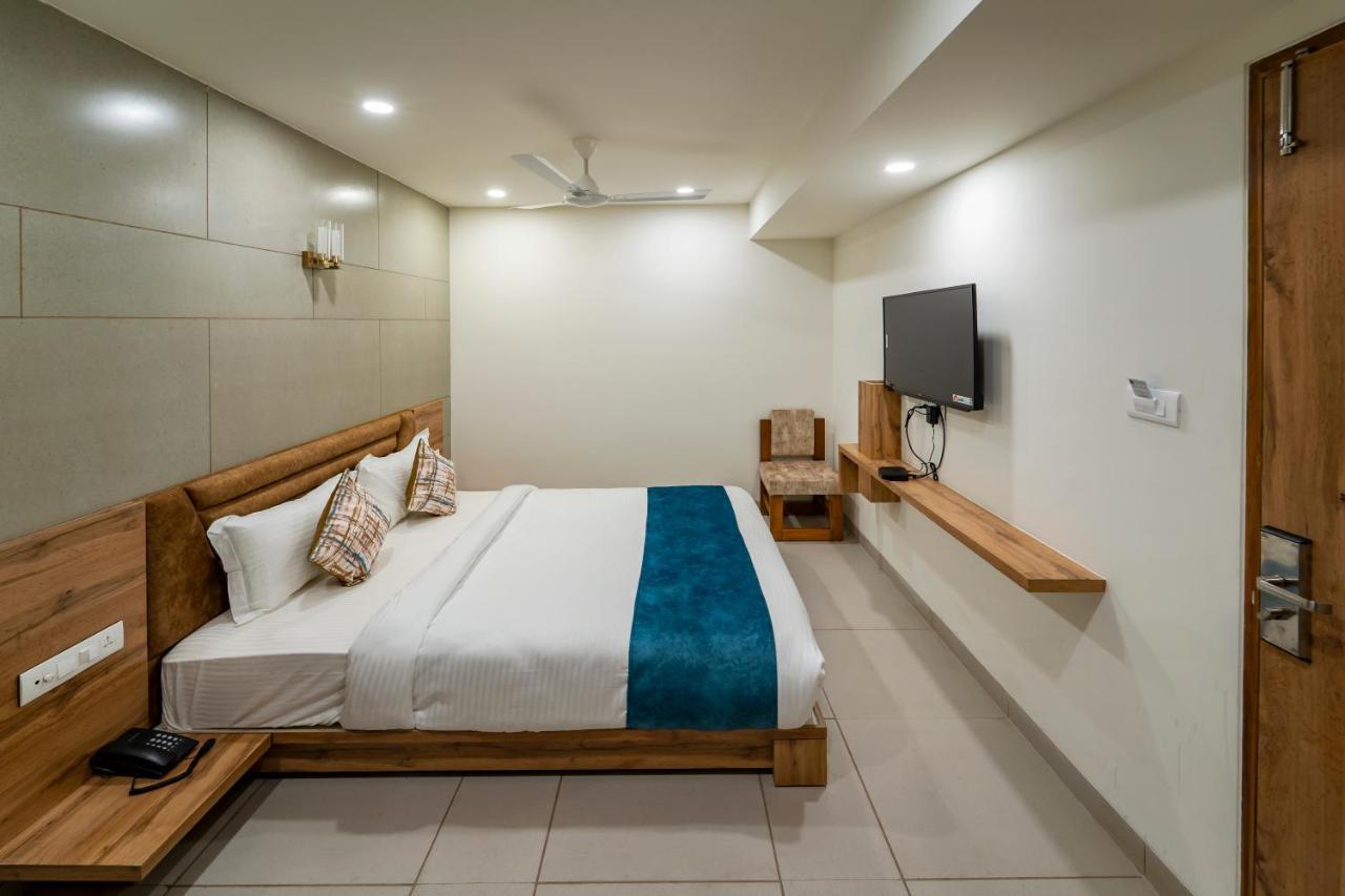Hotel Pleasant Lake Ahmedabad Eksteriør billede