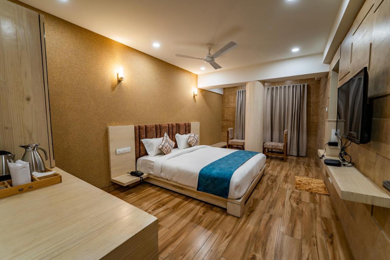 Hotel Pleasant Lake Ahmedabad Eksteriør billede