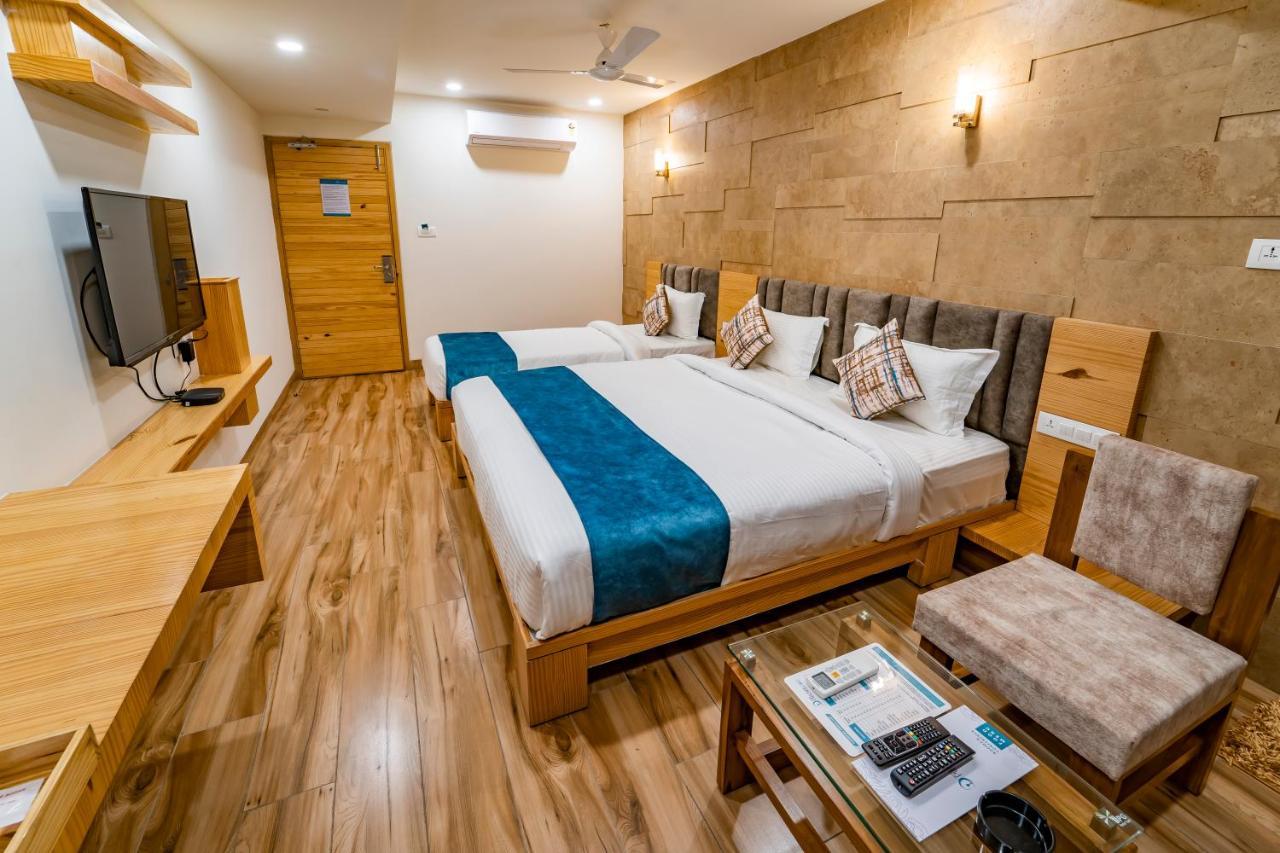 Hotel Pleasant Lake Ahmedabad Eksteriør billede