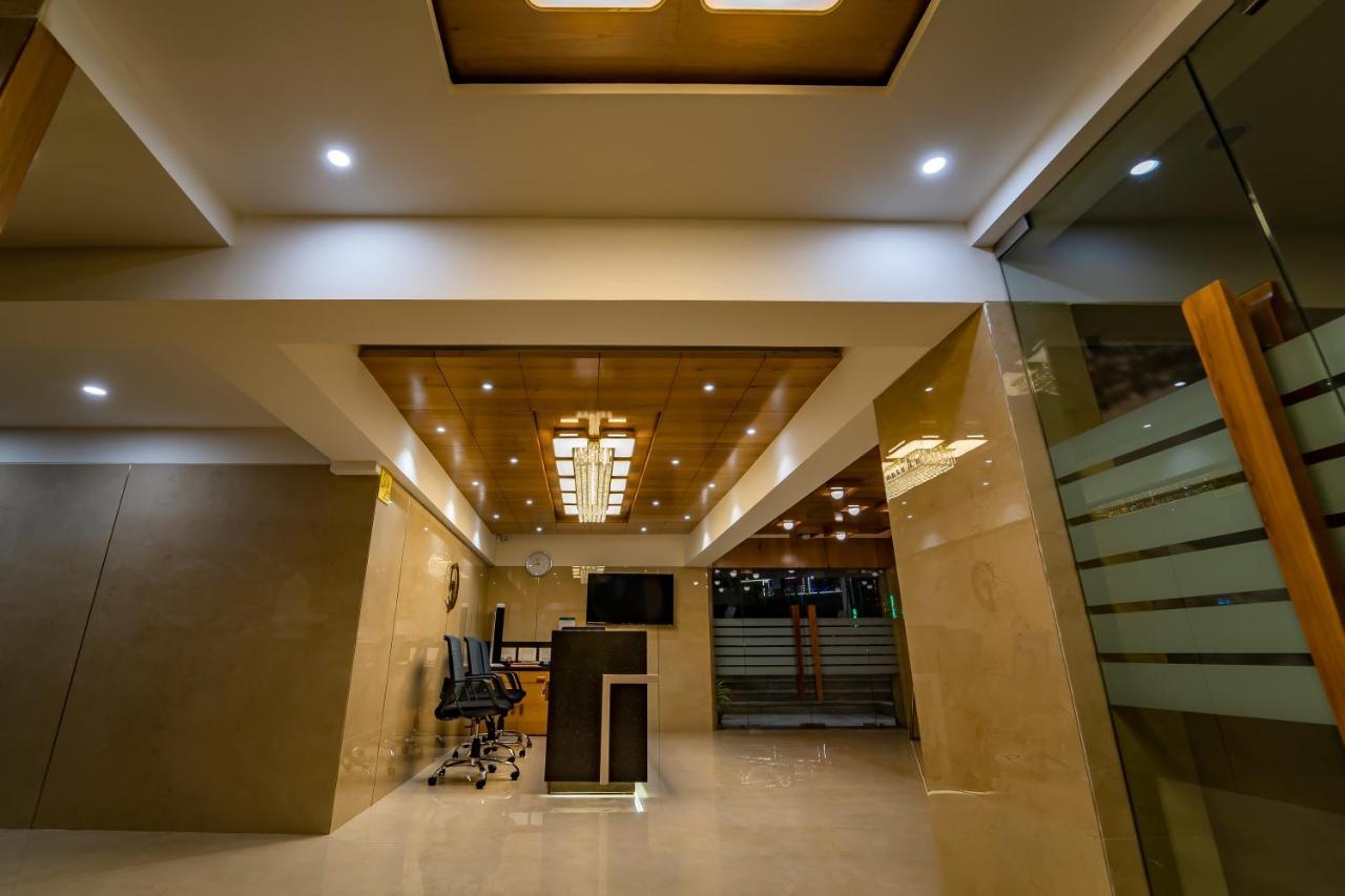 Hotel Pleasant Lake Ahmedabad Eksteriør billede