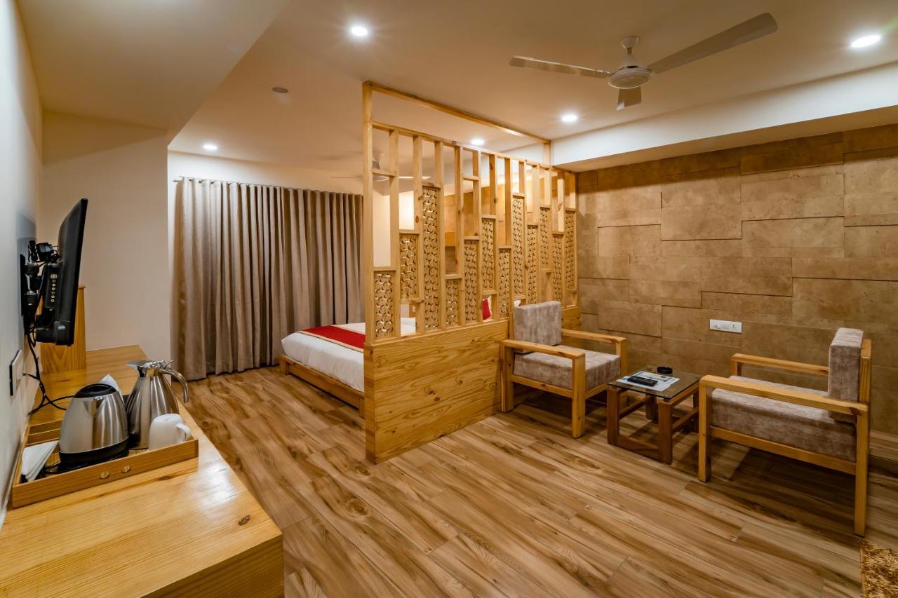 Hotel Pleasant Lake Ahmedabad Eksteriør billede