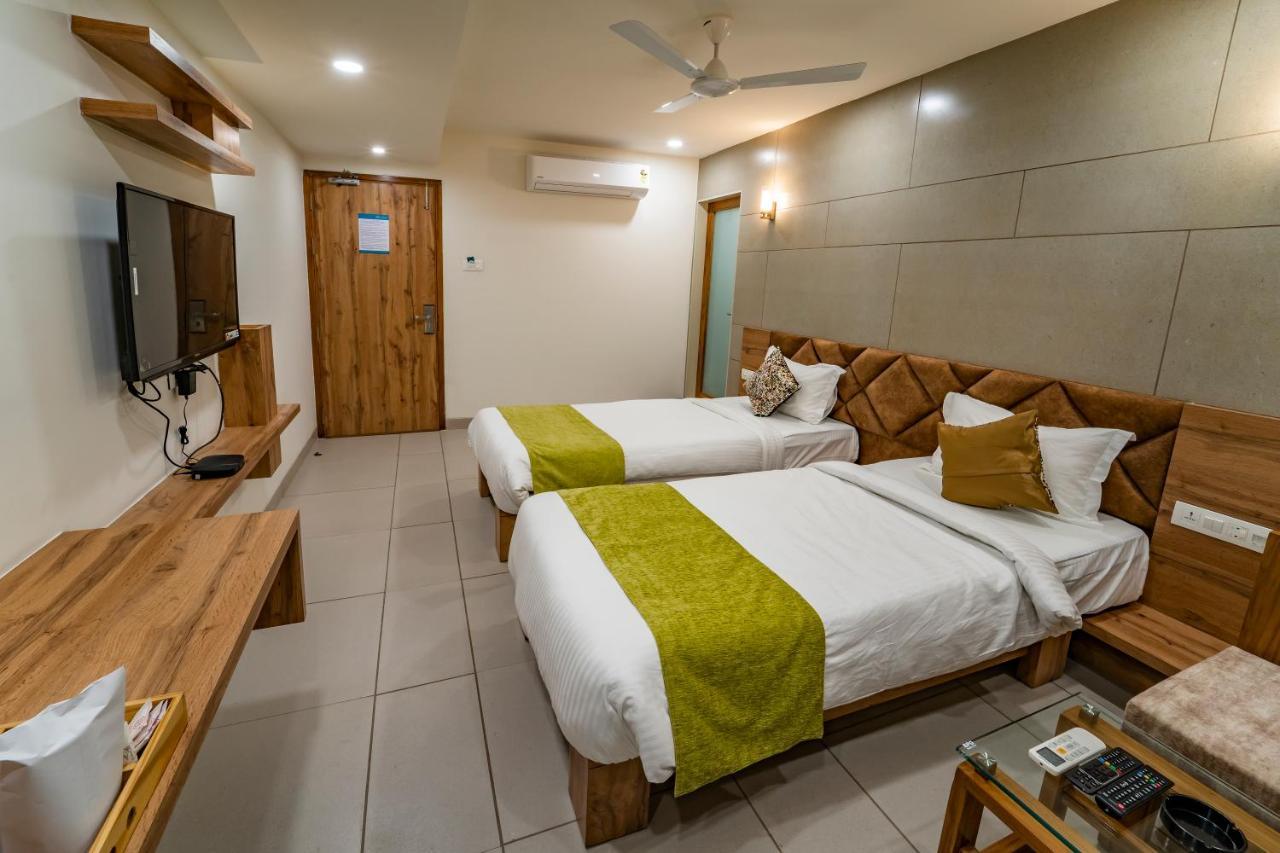Hotel Pleasant Lake Ahmedabad Eksteriør billede