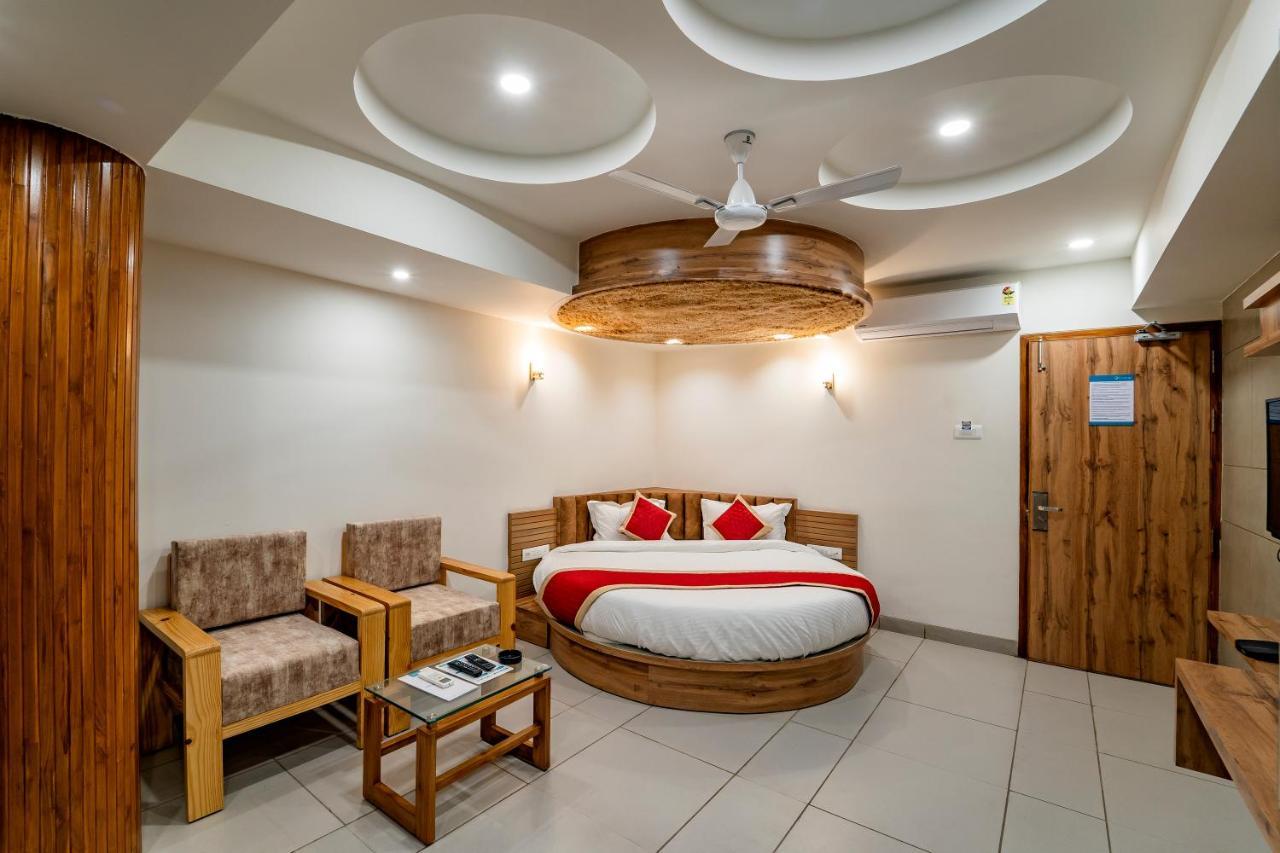 Hotel Pleasant Lake Ahmedabad Eksteriør billede