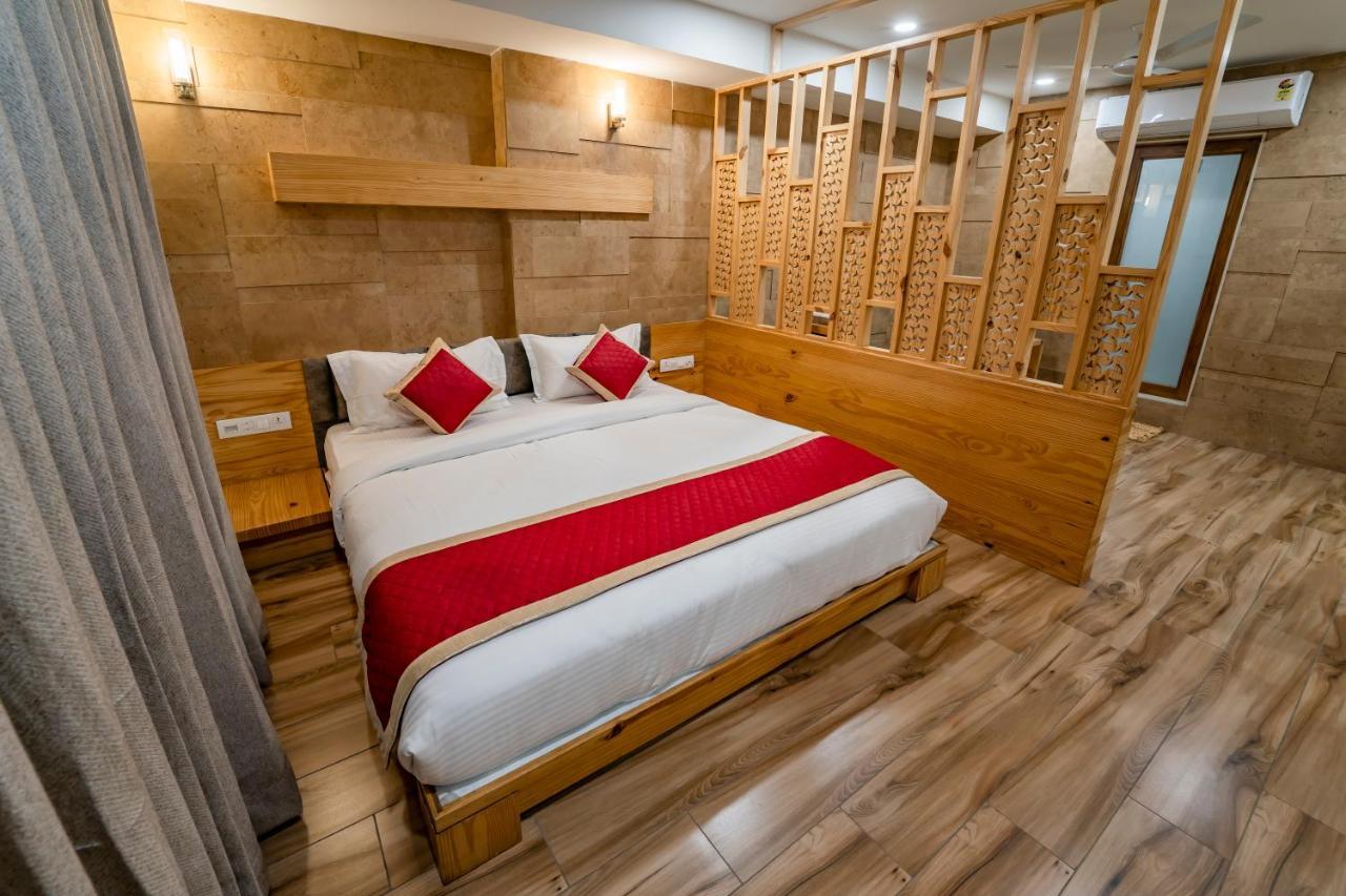 Hotel Pleasant Lake Ahmedabad Eksteriør billede