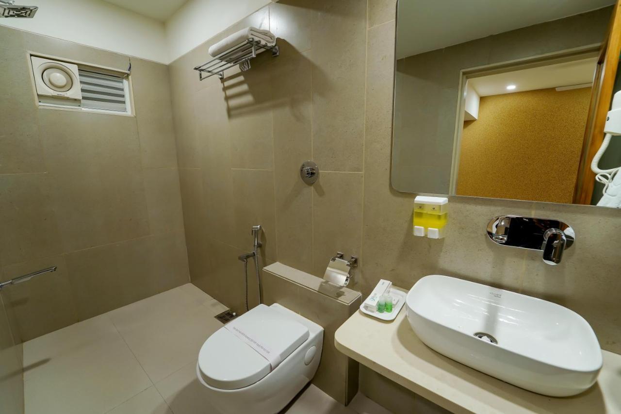 Hotel Pleasant Lake Ahmedabad Eksteriør billede