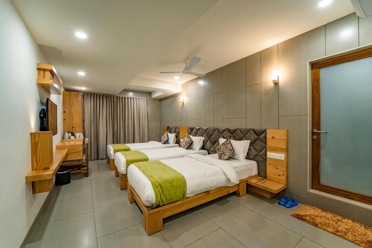 Hotel Pleasant Lake Ahmedabad Eksteriør billede