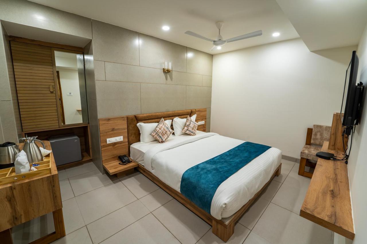 Hotel Pleasant Lake Ahmedabad Eksteriør billede