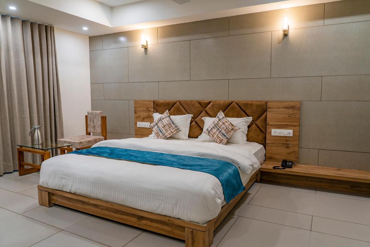 Hotel Pleasant Lake Ahmedabad Eksteriør billede