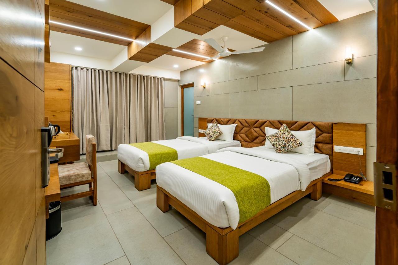 Hotel Pleasant Lake Ahmedabad Eksteriør billede